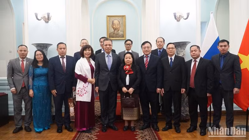 Đại diện Đại sứ quán Việt Nam và Đại sứ quán Lào chụp ảnh lưu niệm. 