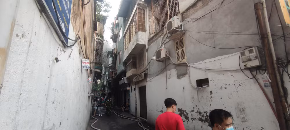 Khu vực ngõ nơi căn nhà bốc cháy.