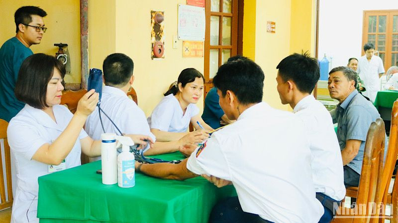 Khám và tư vấn điều trị bệnh tật cho cán bộ, quân và dân huyện đảo Bạch Long Vĩ (Hải Phòng).