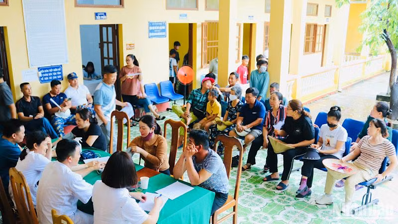 Đông đảo người dân huyện đảo Bạch Long Vĩ xa xôi được khám, chữa và tư vấn điều trị bệnh tật.