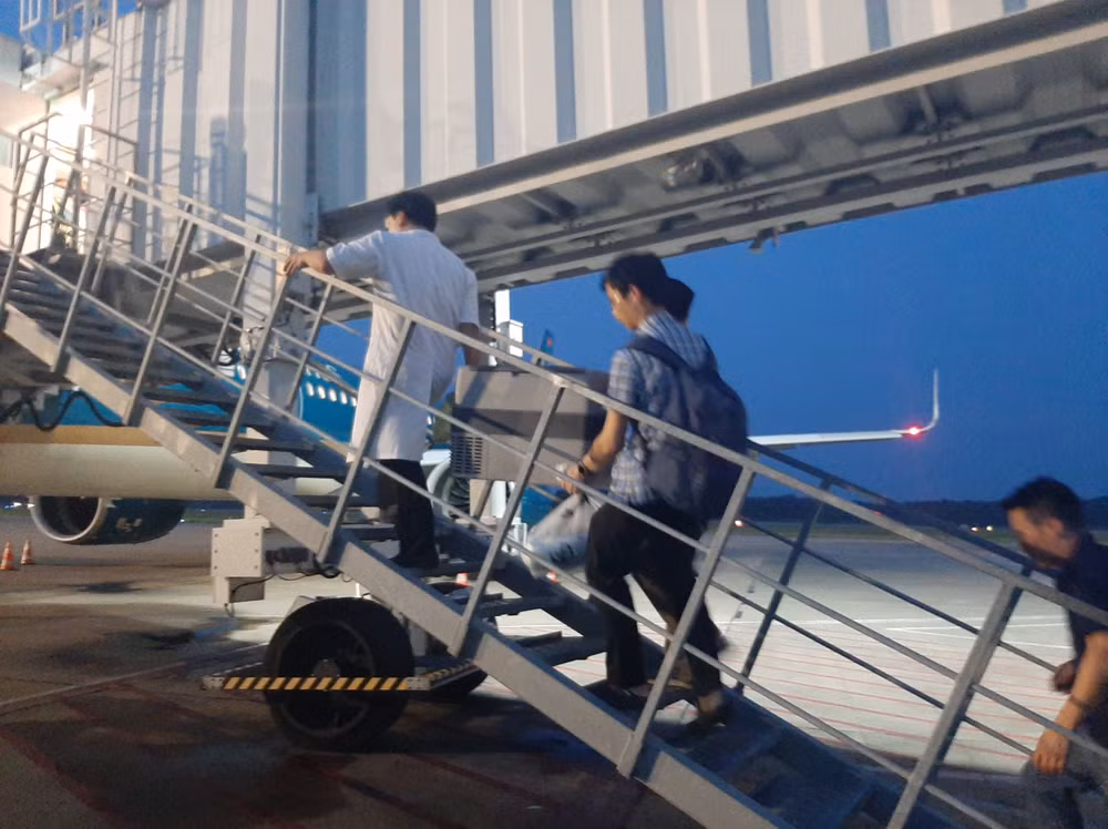 Công tác vận chuyển tạng hiến cứu người được tiến hành nhanh chóng. Ảnh VNA