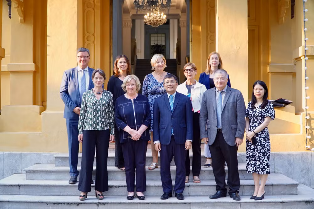 Chiều ngày 7/9 tại trụ sở Bộ Ngoại giao, Thứ trưởng Thường trực Bộ Ngoại giao Nguyễn Minh Vũ đã tiếp đoàn nghị sĩ Thượng viện Pháp do bà Catherine Deroche, Chủ tịch Ủy ban các vấn đề xã hội, Chủ tịch nhóm Nghị sĩ hữu nghị Pháp-Việt làm trưởng đoàn.