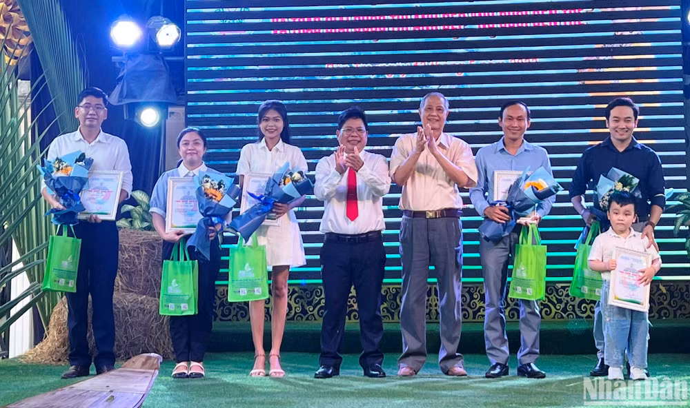 Ban Tổ chức trao giải cho các tác giả đoạt giải cuộc thi ảnh đẹp “Nụ cười Bến Tre”.