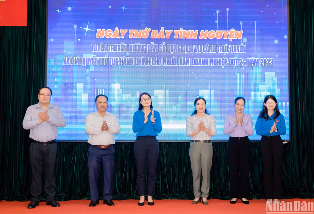 Lãnh đạo Ban Thường vụ Thành Đoàn và huyện Nhà Bè thực hiện nghi thức Ngày thứ Bảy tình nguyện tuyên truyền, hướng dẫn sử dụng dịch vụ công trực tuyến và giải quyết thủ tục hành chính cho người dân, doanh nghiệp đợt 2 năm 2023.