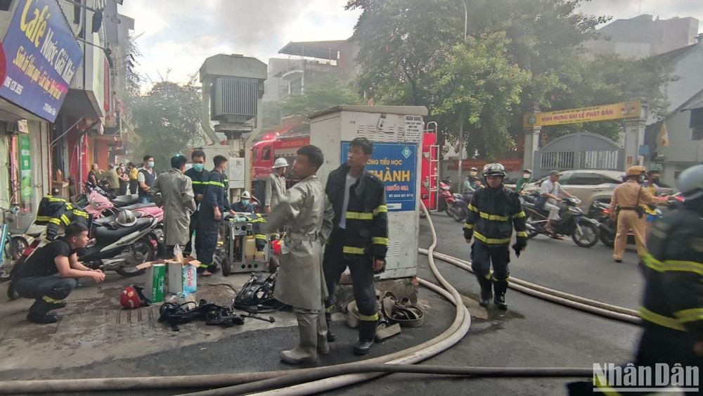Lực lượng chức năng triển khai cứu hộ, cứu nạn tại hiện trường.