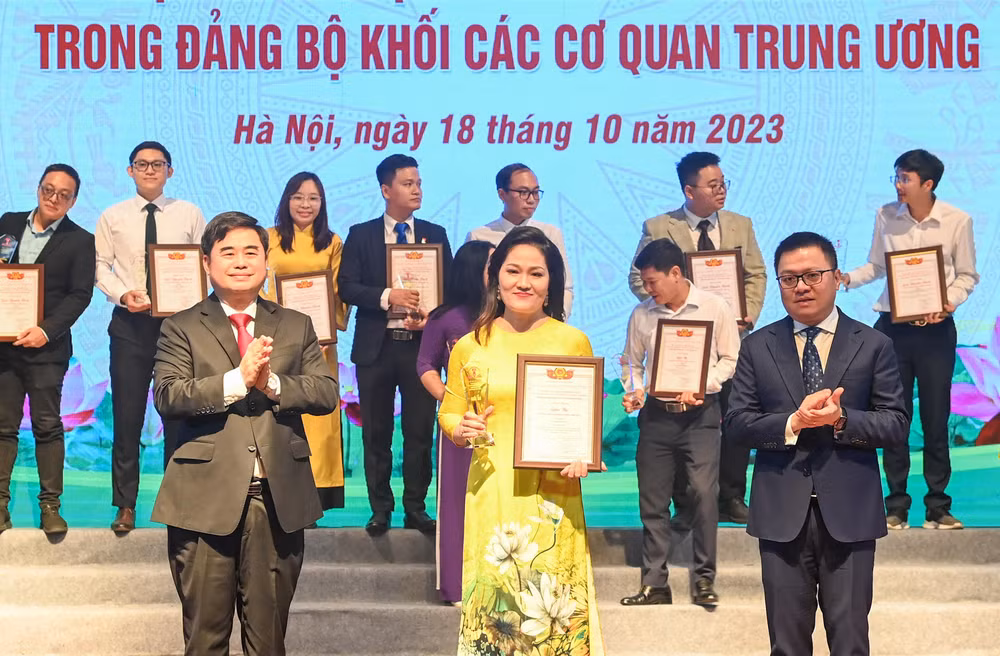 Đại diện nhóm tác giả thuộc Đảng bộ Báo Nhân Dân nhận giải Ba thể loại Phát thanh/ Truyền hình/ Video clip. (Ảnh: DUY LINH)