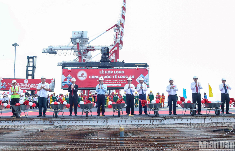 Lãnh đạo Trung ương, địa phương và Cảng Quốc tế Long An thực hiện nghi thức hợp long 7 cầu cảng.