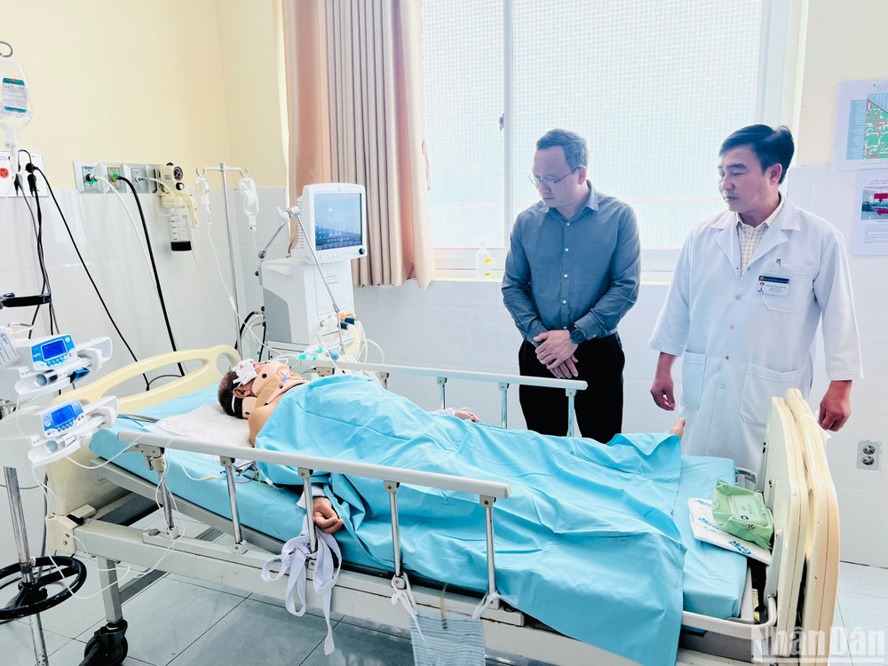 Ông Khuất Việt Hùng, Phó Chủ tịch chuyên trách Ủy ban An toàn giao thông quốc gia thăm hỏi các nạn nhân vụ tai nạn. (Ảnh: Ủy ban An toàn giao thông quốc gia)