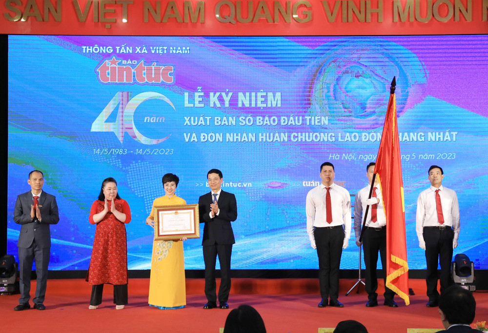 Đồng chí Nguyễn Mạnh Hùng, Ủy viên Trung ương Đảng, Bộ trưởng Thông tin và Truyền thông, thừa ủy quyền của Chủ tịch nước đã trao Huân chương Lao động hạng Nhất cho Báo Tin tức.