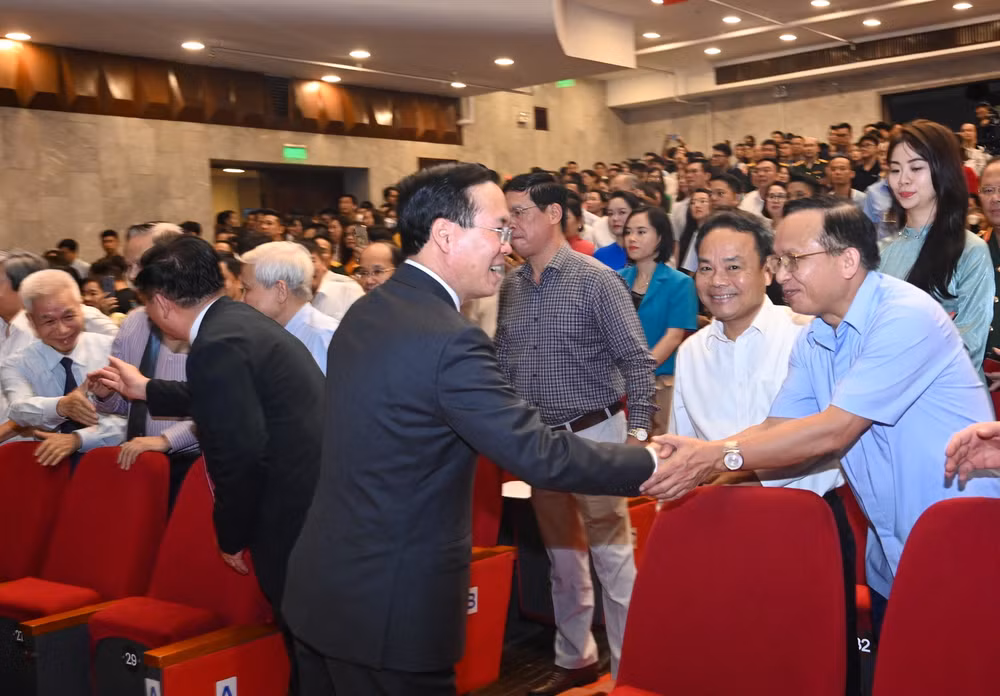 Chủ tịch nước Võ Văn Thưởng cùng các đại biểu tham dự lễ trao giải. (Ảnh: DUY LINH)