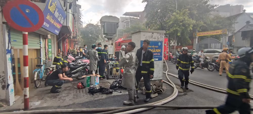 Do đám cháy xảy ra tại ngõ sâu nên công tác cứu nạn, cứu hộ gặp khá nhiều khó khăn.