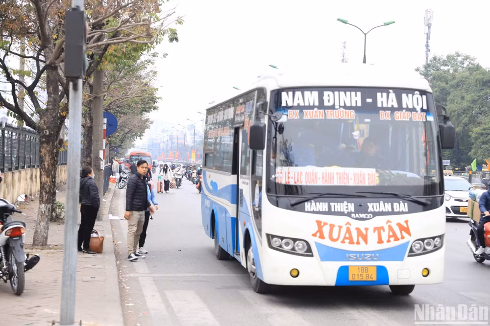 Do vắng khách, nhiều xe chạy chậm để đón thêm người trong chiều 19/1.