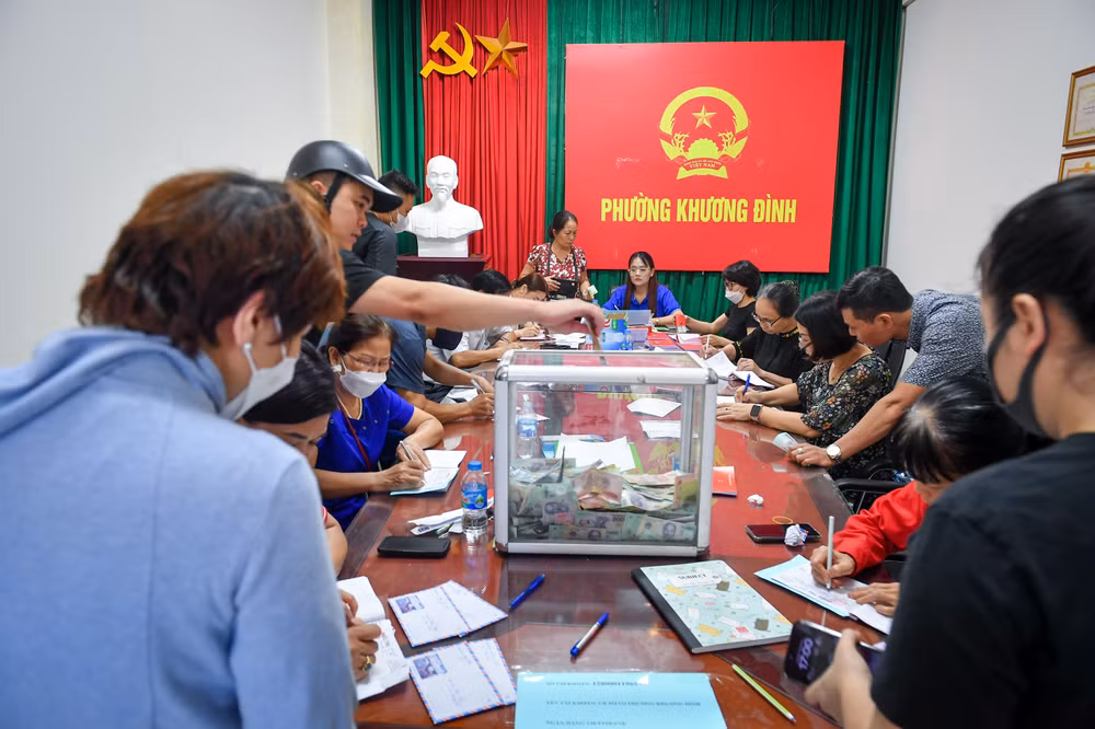 Tới chiều tối 15/9, lượng người đến ủng hộ các nạn nhân vẫn rất đông.