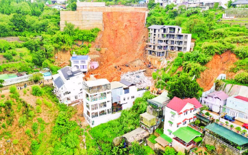 Hiện trường sạt lở nghiêm trọng tại đường Hoàng Hoa Thám, thành phố Đà Lạt (Lâm Đồng). (Ảnh: NGUYỄN NGHĨA)
