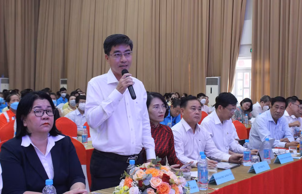 Đại diện các sở, ban, ngành trả lời thỏa đáng những kiến nghị của công nhân.