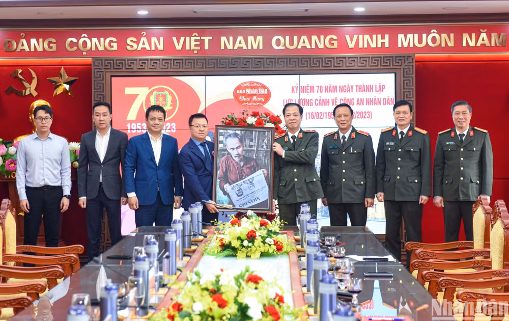 Đoàn Báo Nhân Dân thăm và tặng quà Bộ Tư lệnh Cảnh vệ nhân dịp kỷ niệm 70 năm Ngày thành lập lực lượng Cảnh vệ Công an nhân dân (16/2/1953-16/2/2023).