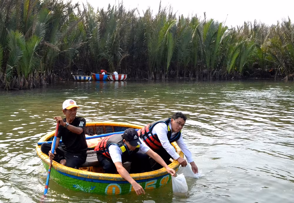 Thả tôm sú giống xuống khu vực rừng dừa Bảy Mẫu. Ảnh: Q.V