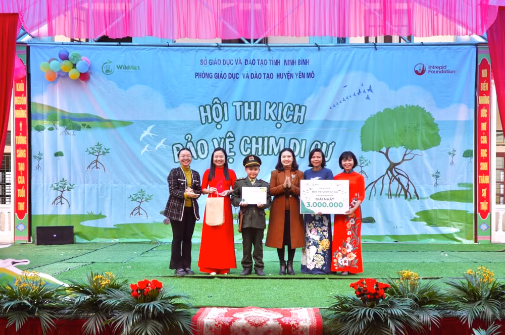 Bà Phạm Thị Tuất (áo nâu) trao giải cho đội thi đạt giải Nhất