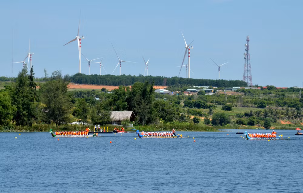 Các đội thi đấu cự ly 200m, nội dung thuyền 20 tay chèo nam. (Ảnh: Đình Châu)