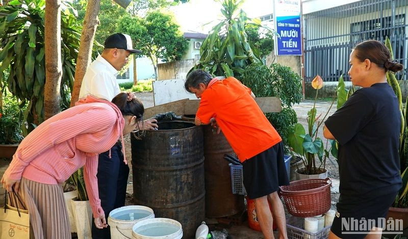 Cán bộ ngành Y tế Đắk Lắk hướng dẫn người dân thị xã Buôn Hồ diệt lăng quăng, bọ gậy phòng chống bệnh viêm não Nhật Bản. (Ảnh: Quang Nhật).