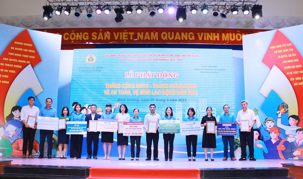 Tiếp nhận sự hỗ trợ của các đơn vị, doanh nghiệp chung tay hỗ trợ công nhân lao động có hoàn cảnh đặc biệt khó khăn tại lễ phát động.