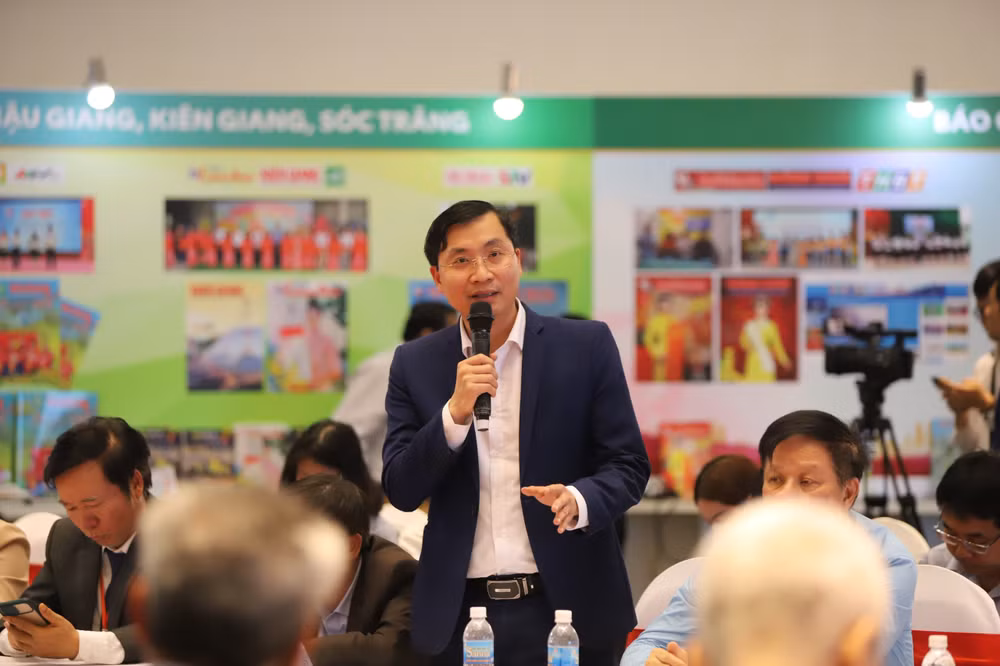 Nhà báo Trần Tiến Duẩn nêu ý kiến tại tọa đàm.