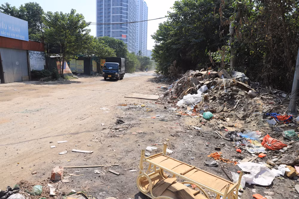 Rác thải sinh hoạt bị vứt bừa bãi tại Hà Nội. Việc thiếu phân loại từ nguồn đã khiến cho việc tái chế, tái sử dụng rác gặp rất nhiều khó khăn. (Ảnh: Sơn Bách) Rác thải sinh hoạt bị vứt bừa bãi tại Hà Nội. Việc thiếu phân loại từ nguồn đã khiến cho việc tái chế, tái sử dụng rác gặp rất nhiều khó khăn. (Ảnh: Sơn Bách)