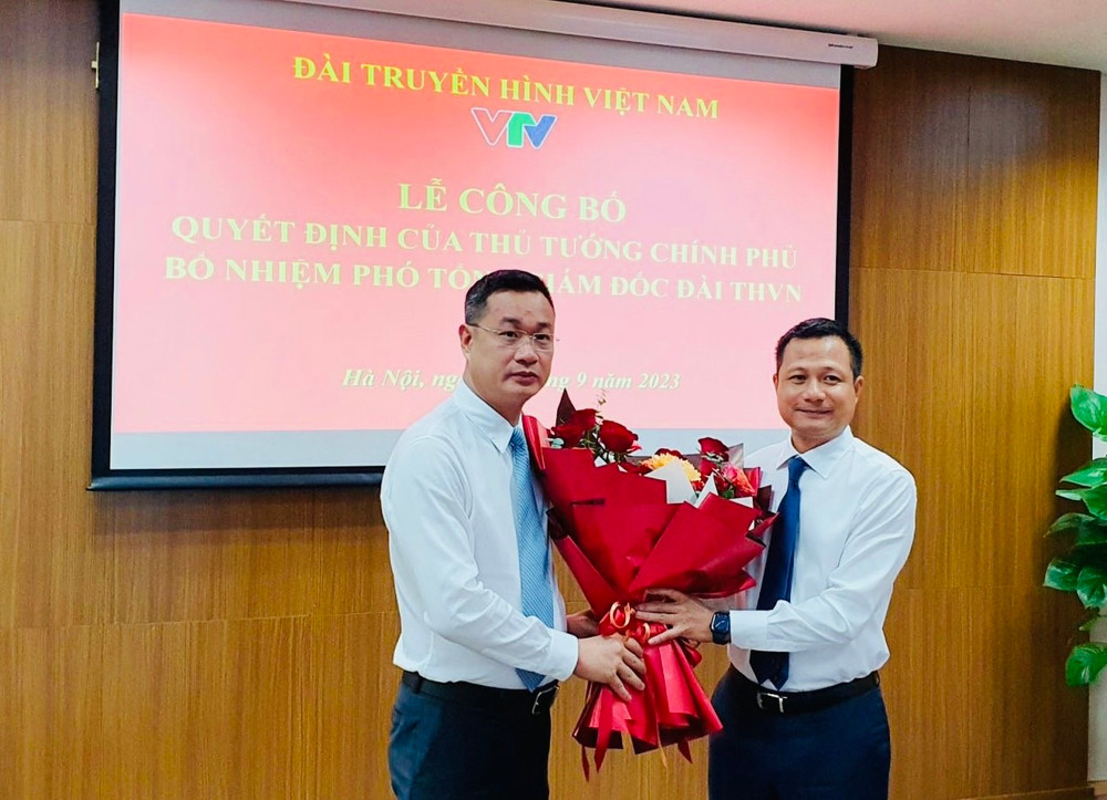 Tổng Giám đốc VTV Lê Ngọc Quang tặng hoa chúc mừng nhà báo Đỗ Đức Hoàng tại Lễ công bố Quyết định của Thủ tướng Chính phủ bổ nhiệm Phó Tổng Giám đốc Đài Truyền hình Việt Nam.