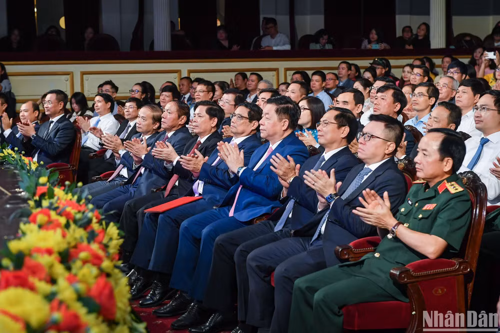 Các đồng chí lãnh đạo Đảng, Nhà nước cùng các đại biểu tham dự lễ trao giải. (Ảnh: Thành Đạt)