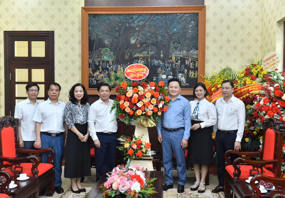 Đồng chí Nguyễn Văn Thể, Ủy viên Trung ương Đảng, Bí thư Đảng ủy Khối các cơ quan Trung ương tặng hoa chúc mừng Báo Nhân Dân nhân dịp kỷ niệm 98 năm Ngày Báo chí cách mạng Việt Nam. (Ảnh: ĐĂNG KHOA) 