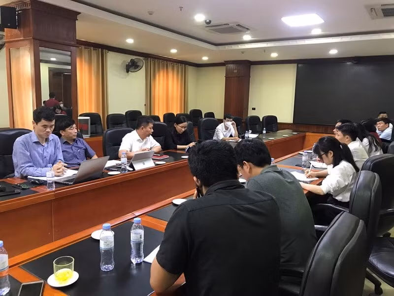 Đại diện Trường đại học Vinh trao đổi với các cơ quan báo chí về sự việc học sinh tự tử tại nhà.