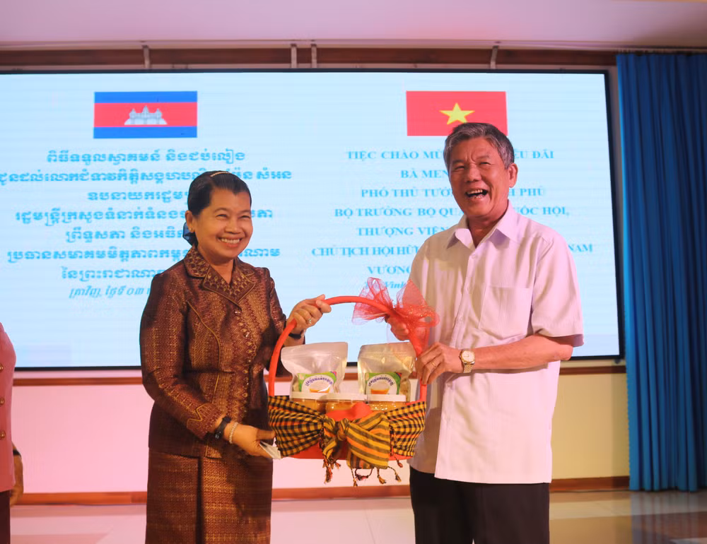 Bí thư Tỉnh ủy Trà Vinh Ngô Chí Cường nhận quà Tết của Đoàn đại biểu cấp cao Vương quốc Campuchia.