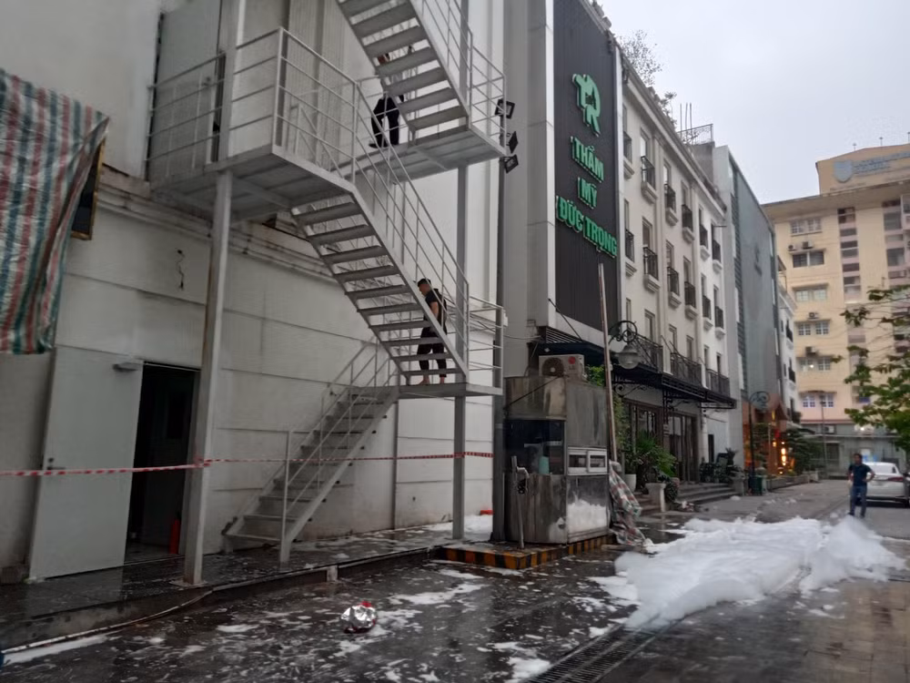 Vào lúc 18 giờ, khu vực hông bên quán hát vẫn còn ngổn ngang.