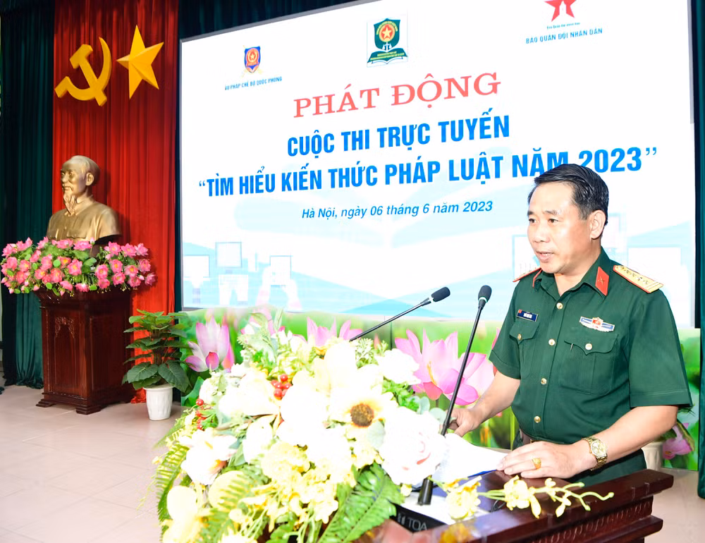 Đại tá Ngô Anh Thu phổ biến thể lệ của cuộc thi. Đại tá Ngô Anh Thu phổ biến thể lệ của cuộc thi.