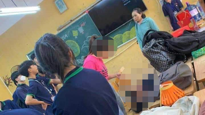 Hình ảnh nữ sinh nằm ra sàn lớp học được cho là xảy ra tại trường THPT Đa Phúc, Sóc Sơn (Hà Nội)