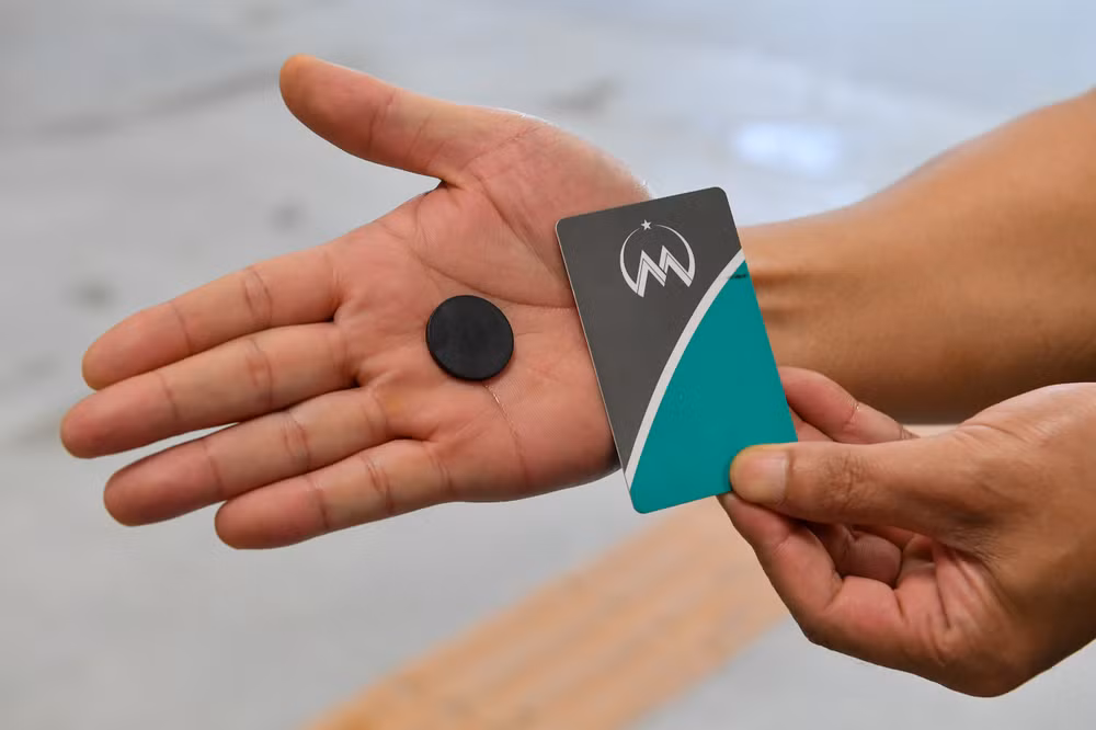 Khách hàng có thể dùng thẻ từ hoặc token để lên tàu. (Ảnh: Thành Đạt)