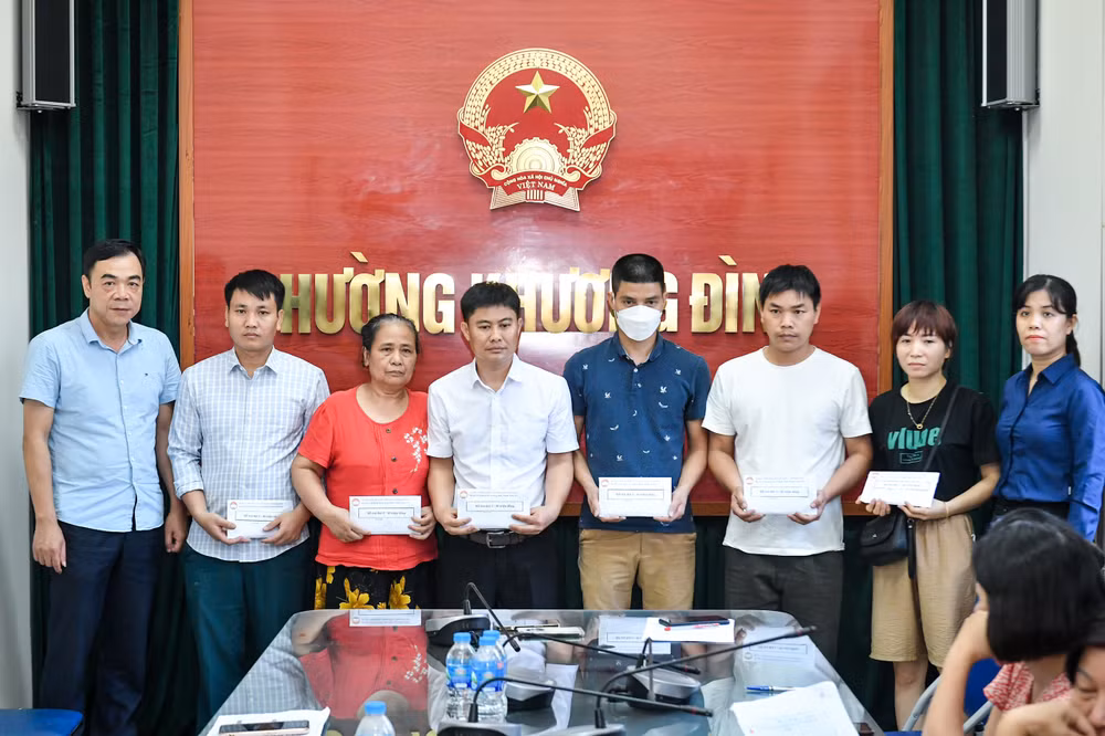 Các nạn nhân bị ảnh hưởng bởi vụ cháy nhận tiền hỗ trợ tại Ủy ban nhân dân phường Khương Đình, chiều 15/9. (Ảnh: THÀNH ĐẠT)