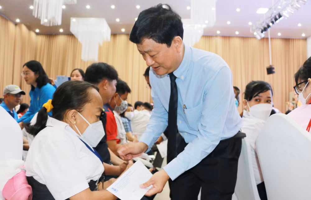 Chủ tịch Ủy ban nhân dân tỉnh Bình Dương Võ Văn Minh trao quà cho công nhân lao động khó khăn, tai nạn lao động, bệnh nghề nghiệp, bệnh hiểm nghèo có con vượt khó, học giỏi.