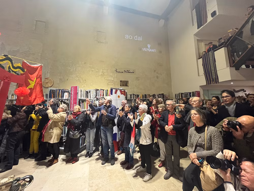 Người dân ở Saintes rất ấn tượng và liên tục vỗ tay tán thưởng các phần trình diễn trang phục của các dân tộc Việt Nam.