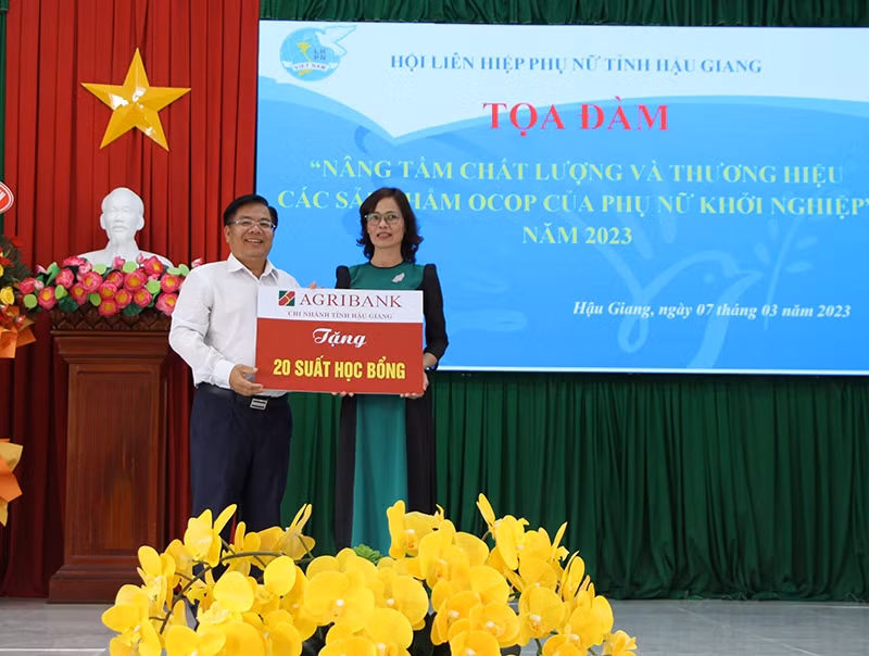 Tặng học bổng cho học sinh có hoàn cảnh khó khăn