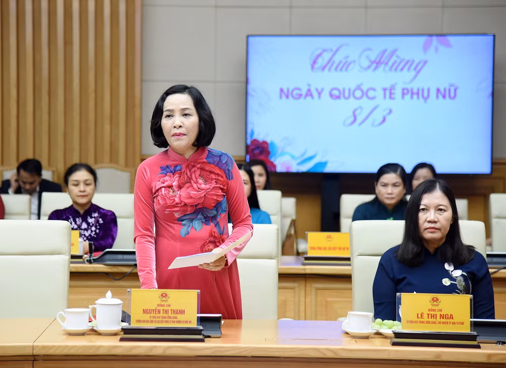 Trưởng Ban Công tác đại biểu thuộc Ủy ban Thường vụ Quốc hội Nguyễn Thị Thanh phát biểu tại buổi gặp mặt