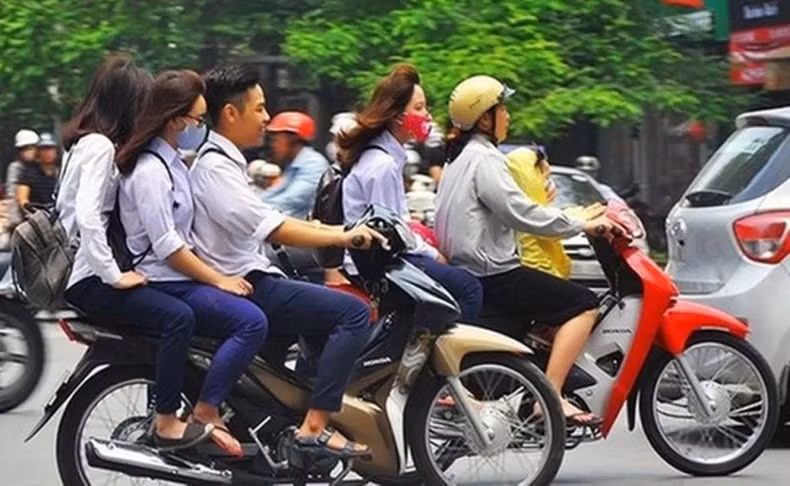 Tình trạng học sinh vi phạm pháp luật về trật tự an toàn giao thông hiện nay ngày càng phổ biến và diễn biến phức tạp. (Ảnh: Báo Nhân Dân)