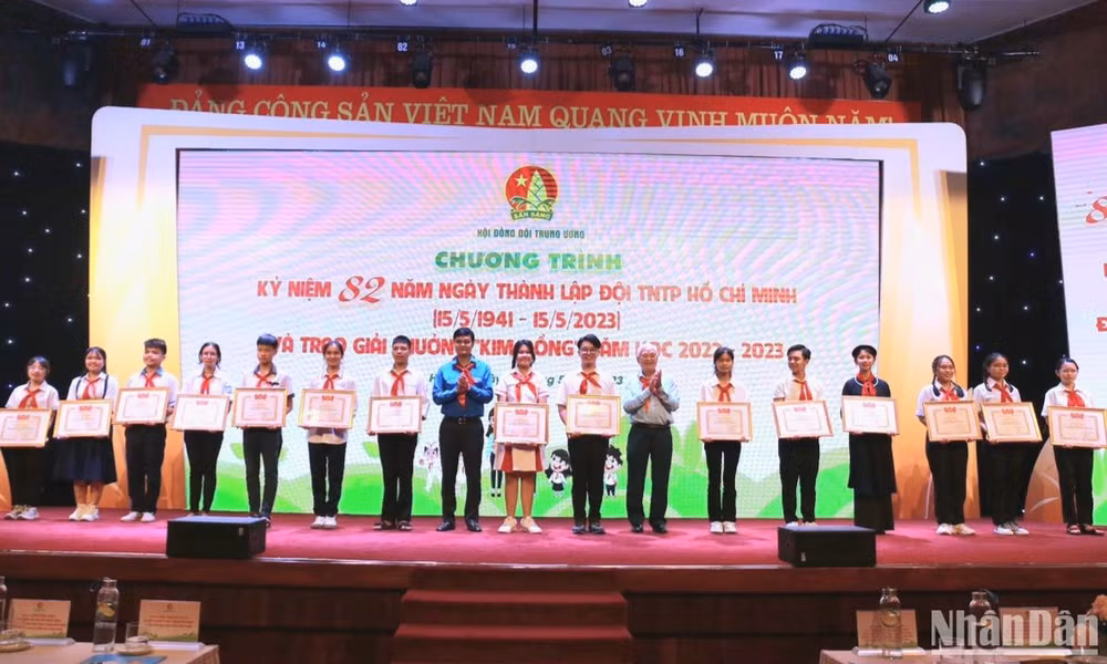 Các đồng chí Lê Thanh Đạo, nguyên Ủy viên Trung ương Đảng, nguyên Chủ tịch Hội đồng Đội Trung ương khóa I; Bùi Quang Huy, Ủy viên dự khuyết Trung ương Đảng, Bí thư thứ nhất Trung ương Đoàn (lần lượt thứ 7 và thứ 10 từ phải qua) trao Bằng khen tặng các cá nhân giành Giải thưởng Kim Đồng năm học 2022-2023.