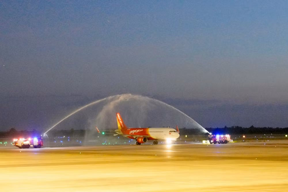 Nghi lễ phun nước chào mừng đường bay Hà Nội-Siem Reap (Campuchia). 