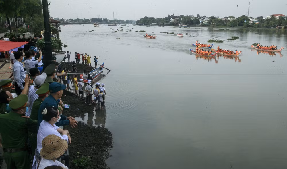 Đông đảo người dân trong và ngoài tỉnh đến xem đua thuyền.