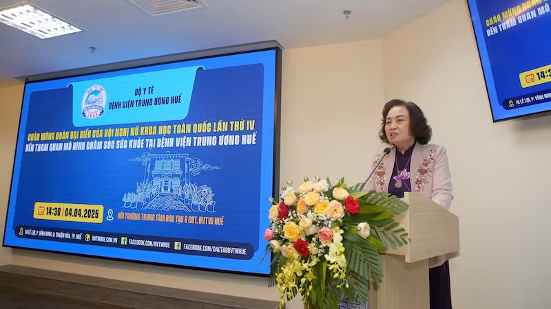 Giáo sư, Tiến sĩ Lê Thị Hợp, Chủ tịch Hội Nữ trí thức Việt Nam phát biểu trong khuôn khổ Hội nghị.