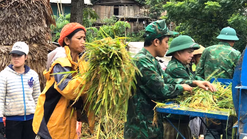 Cán bộ, chiến sĩ Đồn Biên phòng Cửa khẩu quốc tế Cha Lo giúp người dân bản K-Ai khai thác lúa nước. Cán bộ, chiến sĩ Đồn Biên phòng Cửa khẩu quốc tế Cha Lo giúp người dân bản K-Ai khai thác lúa nước.