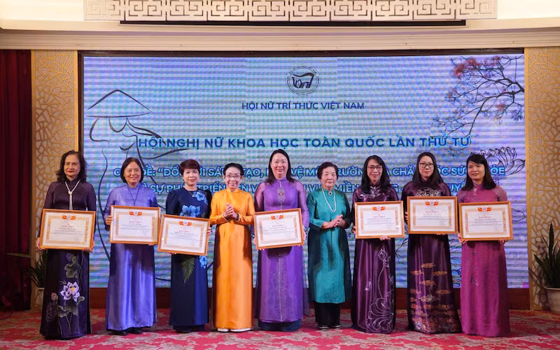 Hội Nữ trí thức Việt Nam đã trao tặng Bằng khen cho các tập thể và cá nhân có thành tích xuất sắc trong việc đăng cai và tổ chức Hội nghị lần thứ IV tại thành phố Huế.