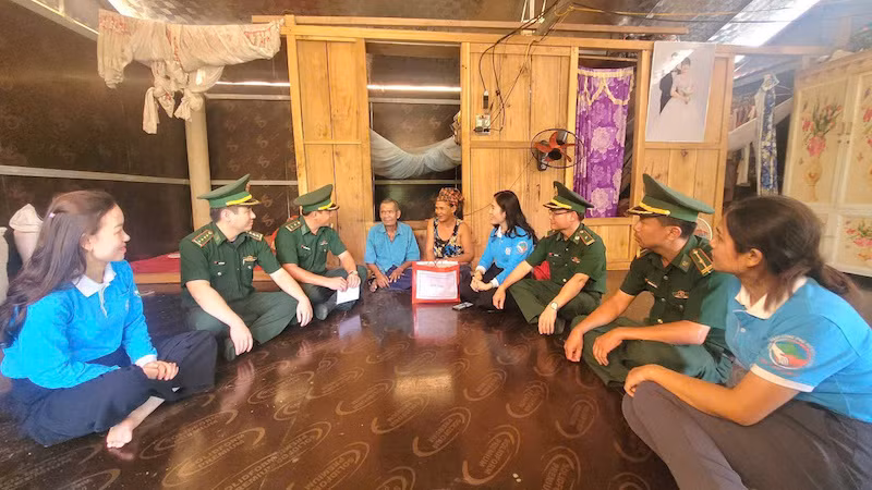 “Thế trận lòng dân” ở Cha Lo đã được xây bằng cả niềm tin, sự tri ân và gắn bó, tạo nên tấm khiên vững chãi bảo vệ biên giới phía tây của đất nước. “Thế trận lòng dân” ở Cha Lo đã được xây bằng cả niềm tin, sự tri ân và gắn bó, tạo nên tấm khiên vững chãi bảo vệ biên giới phía tây của đất nước.