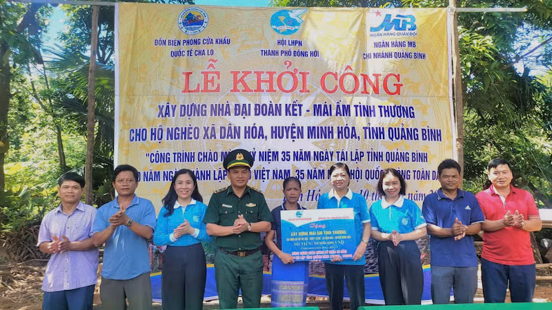 Trong 5 năm qua, Đồn Biên phòng Cửa khẩu quốc tế Cha Lo đã giúp xây dựng 15 nhà tình nghĩa, tổ chức tặng quà cho hơn 200 hộ nghèo và gia đình chính sách.
